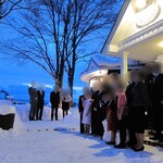 ハーヴェストロードハウス - 冬の暮れゆくレストランの前で記念撮影を。