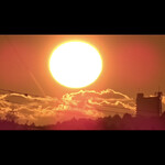 JiProign - 今日10/08朝。右のビルは8km先の土浦駅前タワーマンションの上部1/3、左の櫓のようなのが高架道脇のテプコとでんこの鉄塔です。下にあるのは100km先の鹿島灘に浮かぶ雲か。