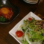 炭焼肉　石田屋。 Hanare - 石田屋サラダと炙りユッケ。