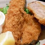 和ダイニング四六時中 - 海老はシッポも含めて４クチ、ヒレカツも４クチ、ご飯がかなり余りますｗ