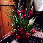恵比寿 吉乃坐 - 店舗外には　季節の花々でお出迎え