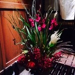 Ebisu Kichinoza - 店舗外には　季節の花々でお出迎え