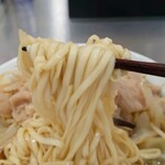 三陽楼 - 麺リフト！平たくてツルツルの麺。