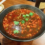 四川飯店 成都 - サンラーフン。上に浮いてる豆はおつまみに出てくる豆で、下には春雨が入っています。後になるほど辛い