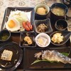 イワナの里 - 朝ごはん。ごはんは自分でよそう。あっ、よそう、って全国区のメジャーな表現ではないらしいけど。