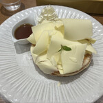 ミルク&パフェ よつ葉ホワイトコージ - よつばのふんわり削りバターパンケーキ+アイスコーヒー
