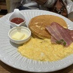 ミルク&パフェ よつ葉ホワイトコージ - とろけるチーズエッグ&ベーコンのお食事パンケーキ