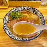 Ra xamen hideto - 最初は思いの外海老の風味が控えめなスープ