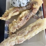 丸池製麺所 - ゲソ天とちくわ天とわかめおにぎりです