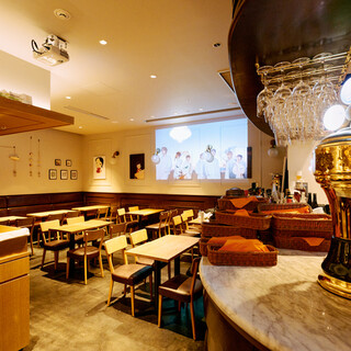 It's a casual and bright space... The drinks are good and the conversation is lively♪