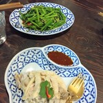 Manee Thai - カオマンガイは鶏肉が柔らかくご飯に旨味が染み込んでいて美味しいです。ソースは辛めなのでお好みで。空芯菜炒めはシャキシャキで、ビールにも合いそうです！今度はシンハービールも飲みたいです！