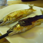 鮎塩焼き（中）と鮎魚でん（1050円）