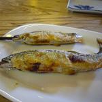 鮎塩焼き（特大、1890円）と（中、1050円、しっぽは食べてしまいました。）