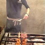 オーナーが塩を降っているところ