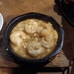 炭火焼肉 暁 - エビマヨは鉄板焼き。アツアツで美味しかったです。