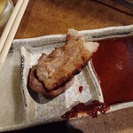 炭火焼肉 暁 - お肉が焼けてきました。お通しはタンと豚トロでした。