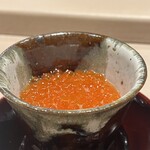 鮨 にし岡 - 茶碗蒸しイクラのせ(旬の始まりの薄皮イクラが暖かい茶碗蒸しと合う)