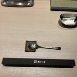 鮨 にし岡 - 特注のお箸(栗の木でできた八角形のお箸食後お土産に)