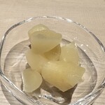 鮨 にし岡 - ガリは台湾産若生姜を取り寄せ手作り独特の食感と酢加減で美味しい