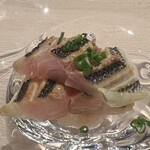 鮨 にし岡 - 式根島タカベ炙り(下の辛味大根おろしと合う)