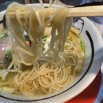 津軽煮干中華蕎麦 サムライブギー - パツンとした食感のストレート麺