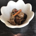 権現茶屋 - 突き出し。そばを茹でるのに時間がかかるからのはからいでしょうか。