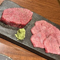 肉家かぐら - 左：本日の赤身　右：タン