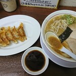 萬丸 - 料理写真:餃子・中華そば こってり味(豚骨)