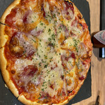 九吾郎ワインテーブル - クリスピーピザ