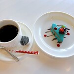 カフェ・ダール - イメージケーキ（900円税込）、スペシャリティコーヒー・渋川ブレンド（700円税込）