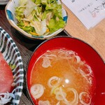 東京海老酒場 案のジョー - 味噌汁とサラダ
