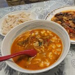 シルクロード ムラト - 麺スープ税込950円。短く切った平麺と野菜の熱々トマトスープ。唐辛子の辛さが癖になる。