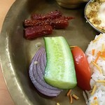 NEPALI CUISINE HUNGRY EYE Dine & Bar - ビーツのアチャール（漬物）、紫玉ねぎ、キュウリとトマトスライス
