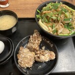 Densetsunosutadonya - ニラ丼と唐揚げ3個