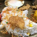 NEPALI CUISINE HUNGRY EYE Dine & Bar - おばけ型のライスとパパド？（豆粉の揚げせんべい）