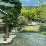 青山やまと - エントランス2 古き良き旅館の素晴らしい佇まい