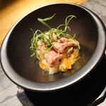 割烹 米三つ - 牛肉の下に、贅沢な海鮮松前漬けが潜んでいます♪ご飯にかけたい!(笑)