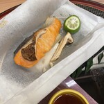 青山やまと - 神包焼きを開けて　松茸と紅富士鱒　しっとり脂もあり旨み凝縮