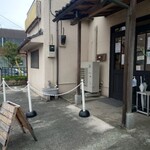 らーめん にじいろ - 入口は段差もそれ程なくスムーズに入れます