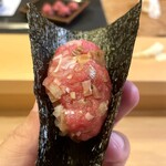 Sushi Koma - 鮪 いぶりがっこ 葱 手巻き