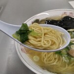 まるたかラーメン - 麺はストレートで加水率低め