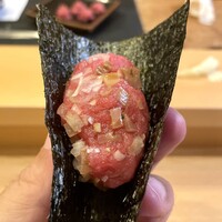 鮨駒 - 鮪 いぶりがっこ 葱 手巻き