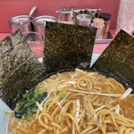 山岡家 - 遅刻海苔を乗せて