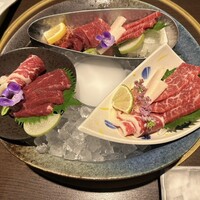 馬桜 下通り店 - 馬肉盛り合わせ