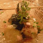 松 - 写真写り悪くて悲しい「冷やし焼き茄子」。串に刺した鶏ささみ薄塩炙りの仕事が素晴らしい。