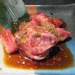 焼肉牛亭 - 大振りの長方形にカットされた「中落ちカルビ(\1200)」。