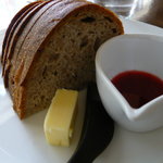 やぎや - 盛り合わせに着いてくるパン(ジャム付き)