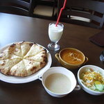 ニューマハラジャ 岡崎店 - チーズナン、チキンカレー、スープ、ミニサラダ、ラッシー