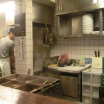 Edobori Kida Sanuki Udon - 厨房はご主人と若いスタッフさんの2人体制　息もピッタリ