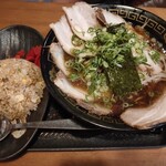 らーめん八角 - ちゃーしゅー麺 こってり ねぎもやし大盛りちゃーしゅーももバラミックス、ガーリックチャーハン。  ガーリックチャーハンは にんにくがゴロゴロ、にんにくが半生で辛いと息子が言っていました。